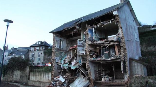 ΒΙΝΤΕΟ-Σπίτι κατέρρευσε σαν χάρτινος πύργος