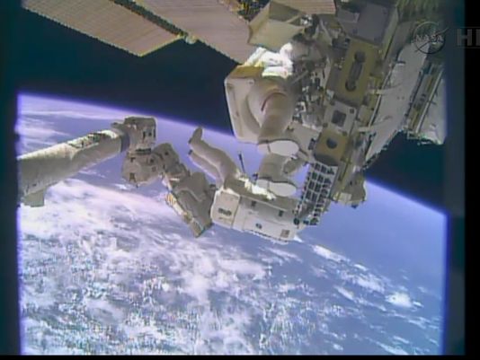 LIVE-Η Χριστουγεννιάτικη βόλτα αστροναυτών