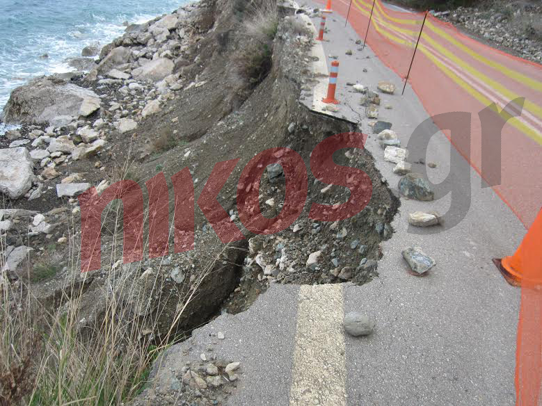 ΦΩΤΟ-«Χάνεται» ο δρόμος Αλεποχωρίου-Σχίνου