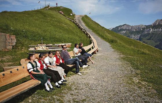 ΦΩΤΟ-Παράνομο το μεγαλύτερο παγκάκι του κόσμου