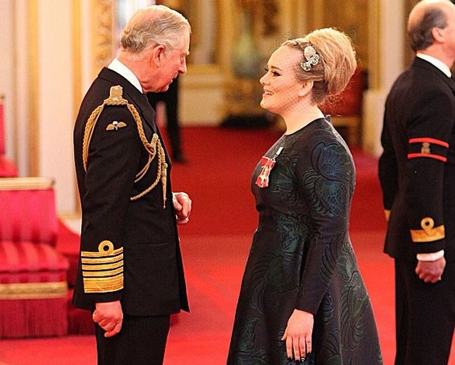 ΦΩΤΟ-Ο Κάρολος βράβευσε την Adele