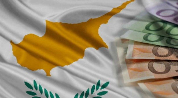 Οι Κύπριοι κρατούν 800 εκατ. € στο σπίτι τους