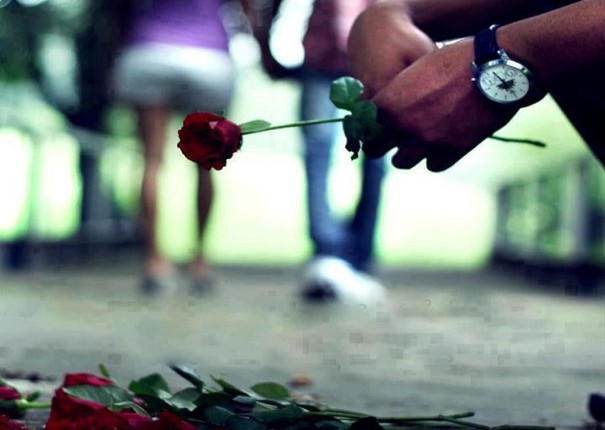 Αφού με αγαπάει γιατί με πληγώνει;