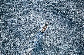 Ακυβέρνητο πλοίο με 100 πρόσφυγες