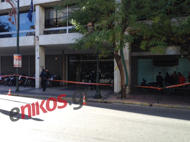 ΦΩΤΟ-Κλειστή η Ακαδημίας μετά από τηλεφώνημα για βόμβα