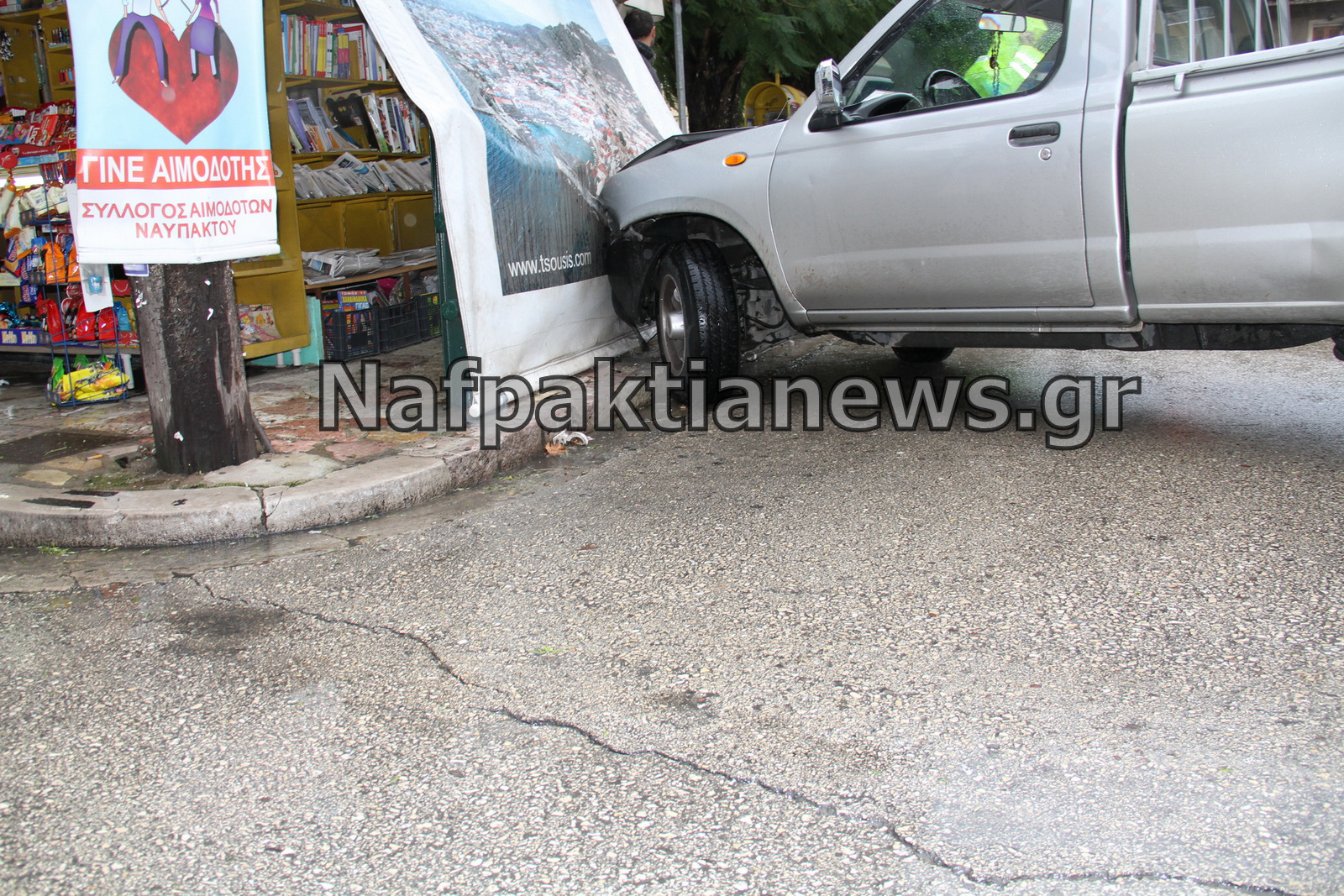 ΦΩΤΟ-Αγροτικό εναντίον περιπτέρου