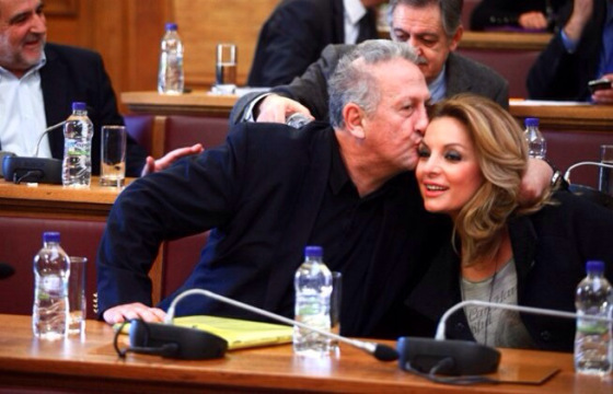 ΦΩΤΟ-Το φιλί του Σκανδαλίδη στην Άντζελα