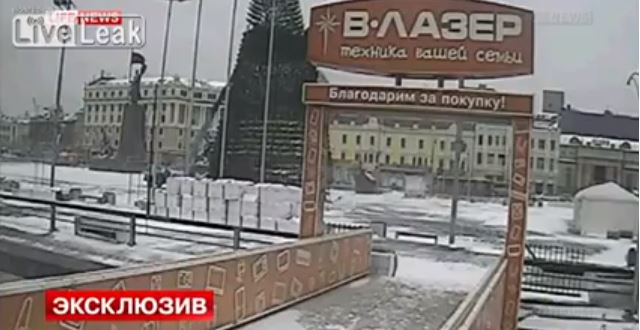 BINTEO-H πτώση γιγαντιαίου χριστουγεννιάτικου δέντρου on camera