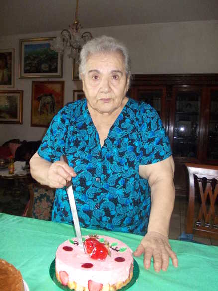 Δωρίζει τη σύνταξή της στον Μπερλουσκόνι