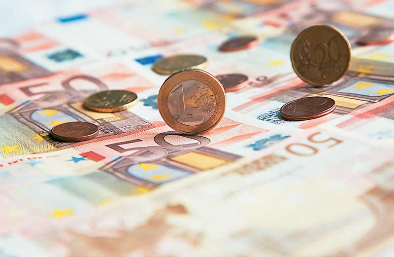 Εφοριακοί με βίλες και πολυτελή ΙΧ