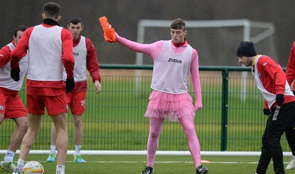 ΦΩΤΟ-Πήγε στην προπόνηση ντυμένος μπαλαρίνα!