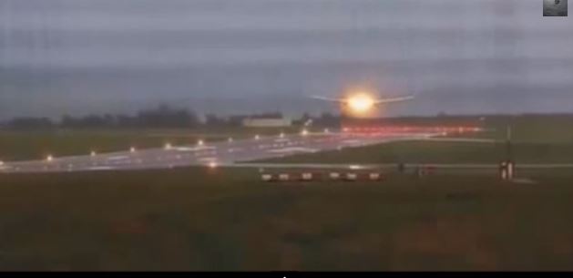 ΒΙΝΤΕΟ-Τρομακτική προσγείωση αεροσκάφους στο Μπρίστολ