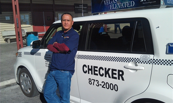 Οδηγός ταξί βρήκε 300.000 δολάρια και τα επέστρεψε