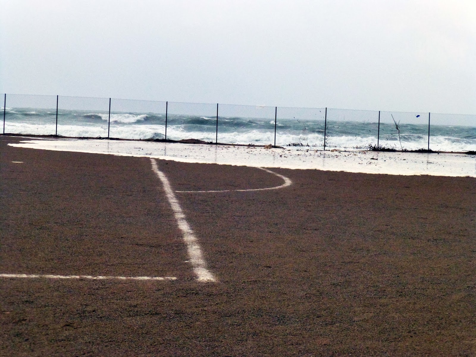 ΦΩΤΟ-Μπήκε η θάλασσα στο… γήπεδο