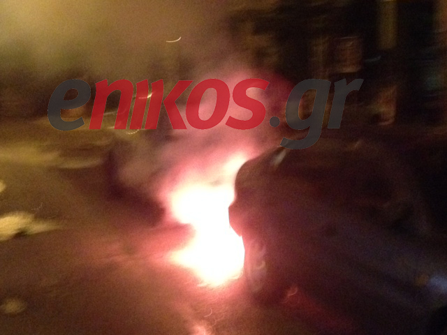 ΦΩΤΟ-Καίγεται κάδος στη Γρηγορίου Λαμπράκη