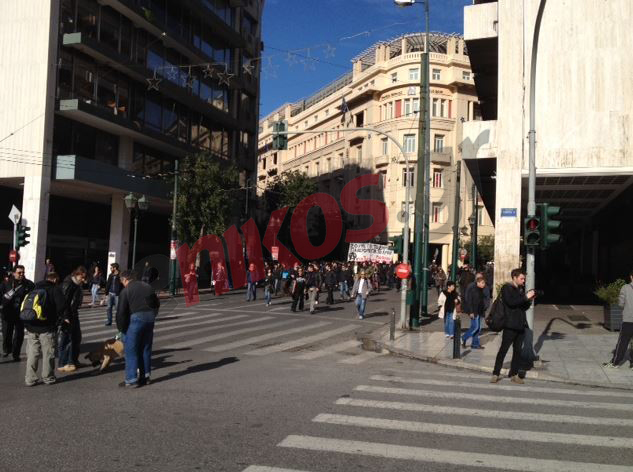 ΤΩΡΑ-ΦΩΤΟ-Στο Σύνταγμα η πορεία