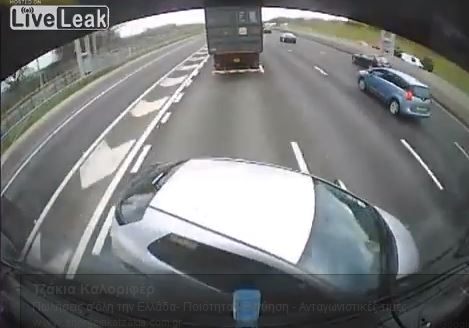 BINTEO-Φορτηγό πήρε “παραμάζωμα” ΙΧ