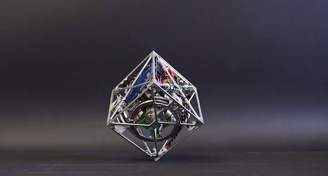 ΒΙΝΤΕΟ-Ο κύβος που «περπατάει»