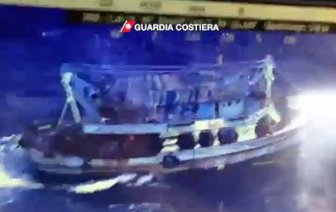 ΒΙΝΤΕΟ-Το ακυβέρνητο πλοίο με τους 100 πρόσφυγες