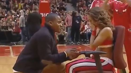 ΒΙΝΤΕΟ-Πρόταση γάμου στο παρκέ