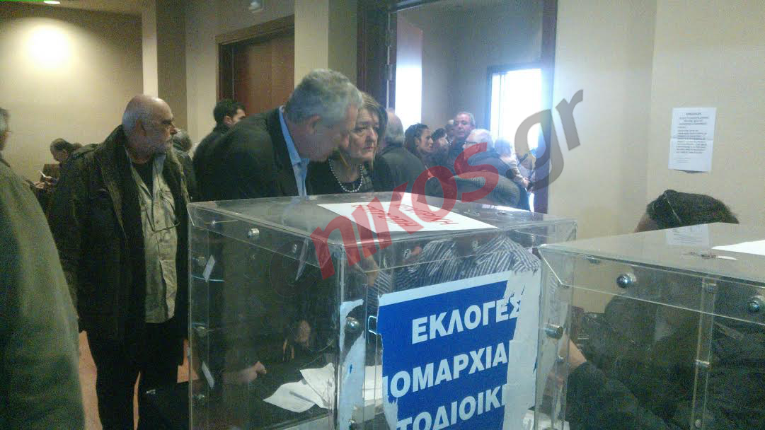 ΦΩΤΟ-Ψηφίζει ο Κουβέλης