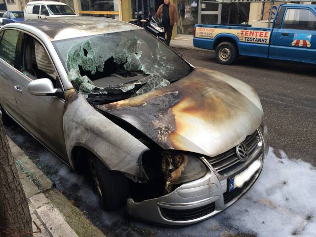 ΦΩΤΟ-Εμπρησμός αυτοκινήτου στο Αγρίνιο