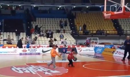 ΒΙΝΤΕΟ-Ο Σπανούλης jr προσπαθεί να σκοράρει