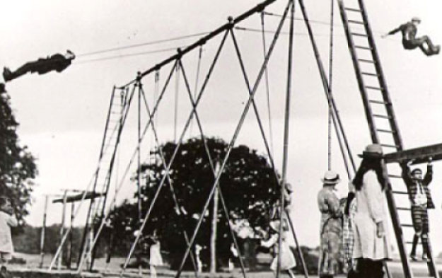 Οστά σε παιδική χαρά