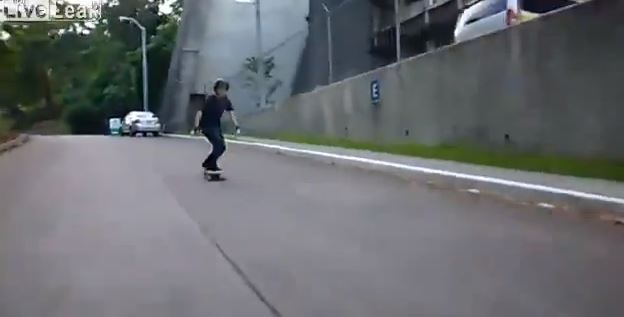 ΒΙΝΤΕΟ-To κράνος του έσωσε τη ζωή