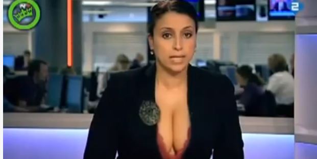 ΒΙΝΤΕΟ-“Λέει” τις ειδήσεις με το ντεκολτέ