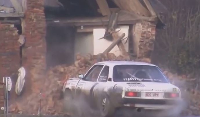 BINTEO-Aγωνιστικό αυτοκίνητο καταστρέφει σπίτι