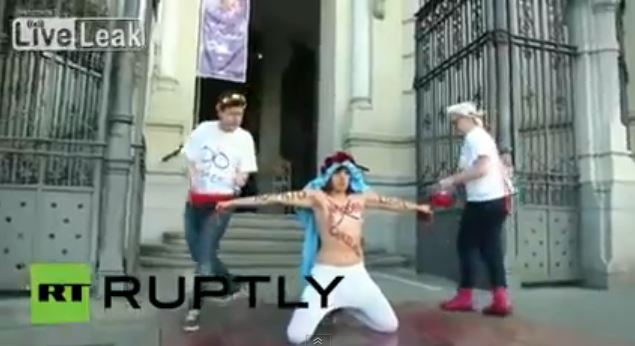 ΒΙΝΤΕΟ-Γυμνόστηθη διαμαρτυρία για τις αμβλώσεις