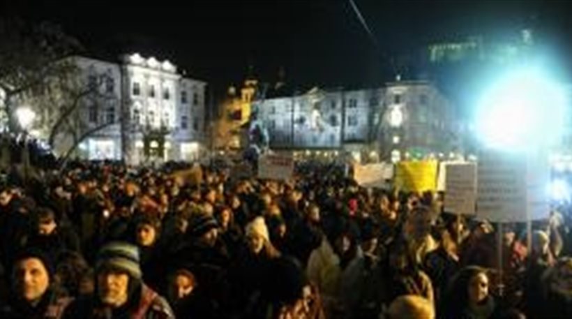 Διαδηλωτής ψέκασε με σπρέι τον δήμαρχο