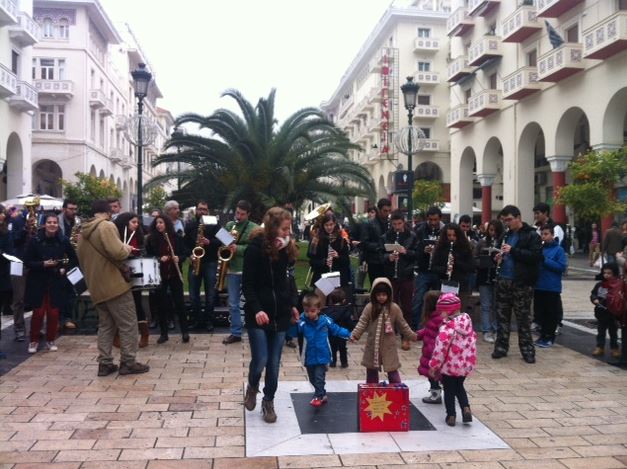 ΒΙΝΤΕΟ-Γιορτινή ατμόσφαιρα στη Θεσσαλονίκη