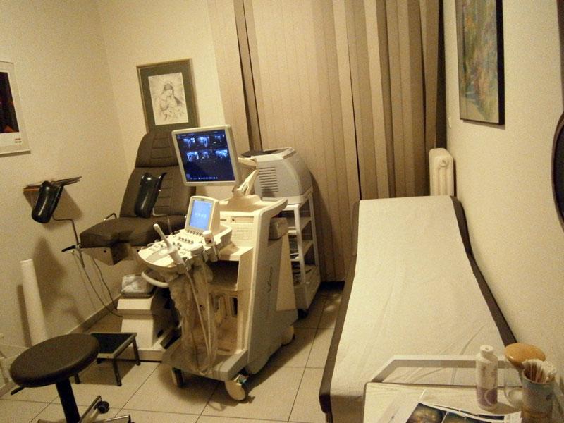 Ο μαιευτήρας εξέταζε & ο σύζυγος έκλεβε