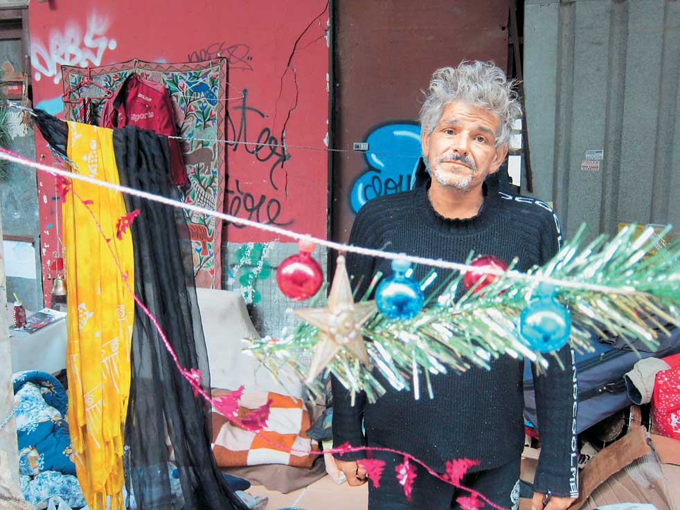 Ο άστεγος της Δεληγιώργη μιλάει πέντε γλώσσες