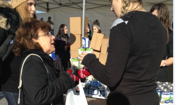 ΦΩΤΟ-Γάλα για… Χριστουγεννιάτικο δέντρο από τους γιατρούς του κόσμου