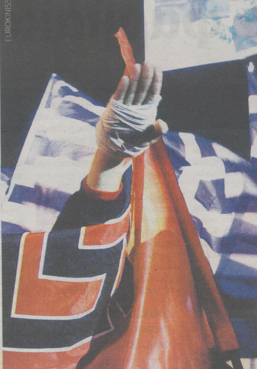 ΦΩΤΟ-Ο μπαταρισμένος… χαιρετισμός