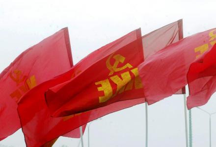 KKE: Να γίνει ο λαός πρωταγωνιστής των εξελίξεων το 2014