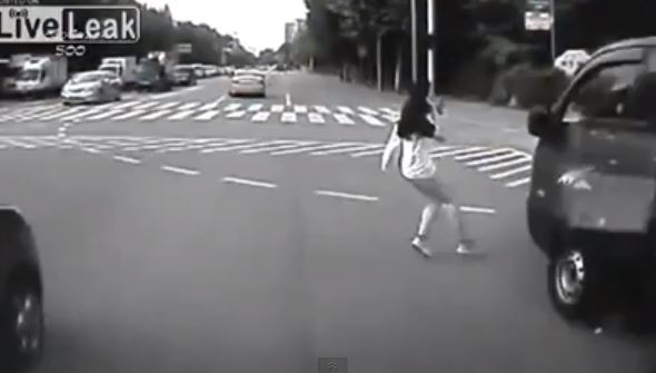 ΒΙΝΤΕΟ-Μην μιλάς στο κινητό όταν διασχίζεις το δρόμο