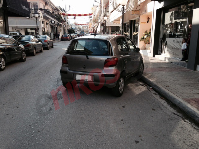 ΦΩΤΟ-“Παράτησε” το ΙΧ και πήγε για… shopping