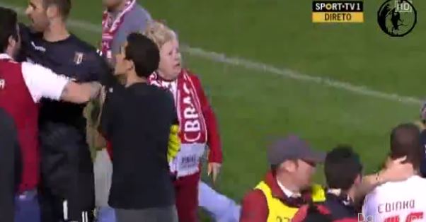 ΒΙΝΤΕΟ-Η εισβολή της γιαγιάς…χούλιγκαν