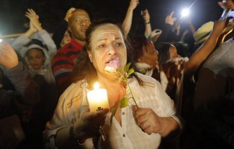 ΒΙΝΤΕΟ-Με χορούς και τραγούδια αποχαιρετούν τον Μαντέλα