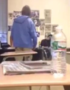 ΒΙΝΤΕΟ-Καθηγητής “ψέλνει” μαθητή του