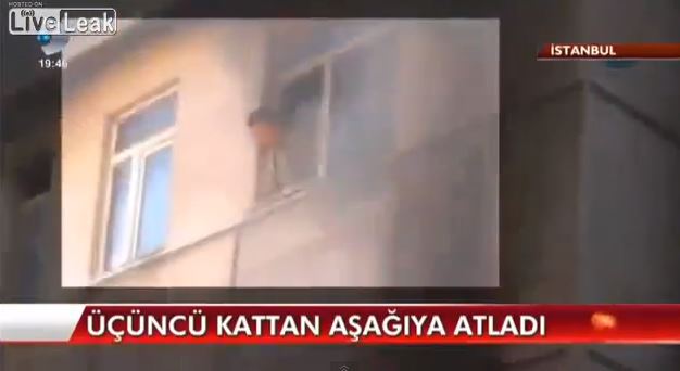 ΒΙΝΤΕΟ-Πέφτει από φλεγόμενο κτίριο