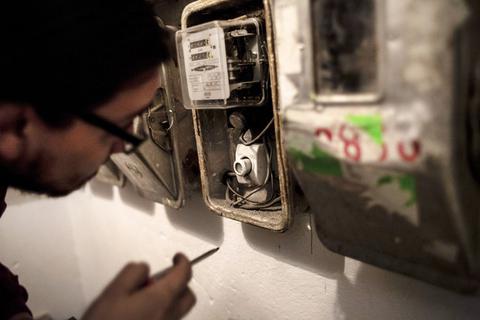 Bloomberg: Οι Έλληνες «κλέβουν» ρεύμα