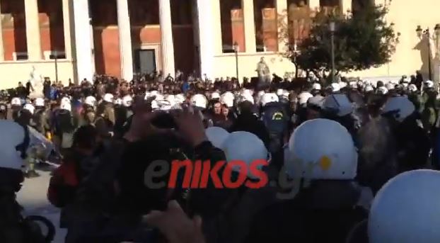 ΤΩΡΑ-ΒΙΝΤΕΟ-Άνδρες των ΥΜΕΤ “απελευθερώνουν” τους μαθητές