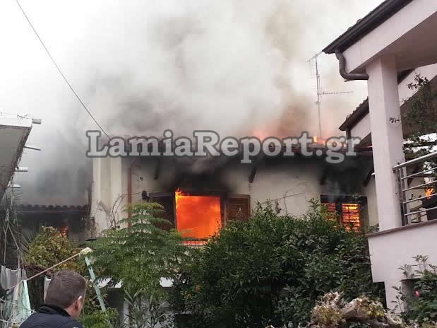 ΦΩΤΟ-Καίγεται σπίτι στη Λαμία