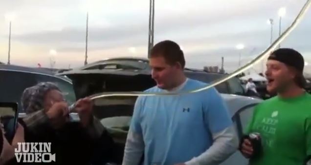 ΒΙΝΤΕΟ-Γιαγιά πίνει μπύρα σαν…πρωταθλήτρια