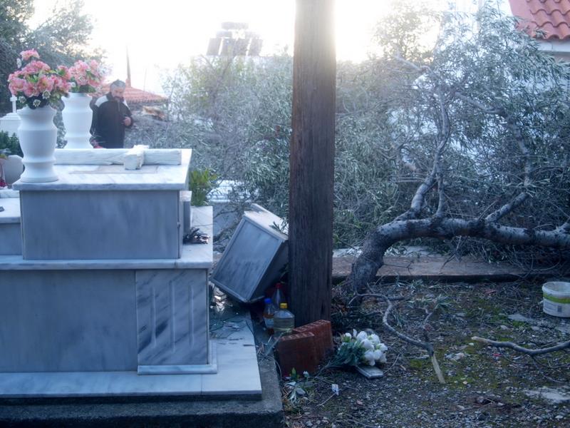 ΦΩΤΟ-Ζημιές σε κοιμητήριο από την κακοκαιρία